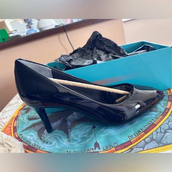 New in box black patent leather pumps Rockport 7.5cm - Picture 2 of 5